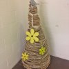 Dekorative Pyramiden aus Waldreben